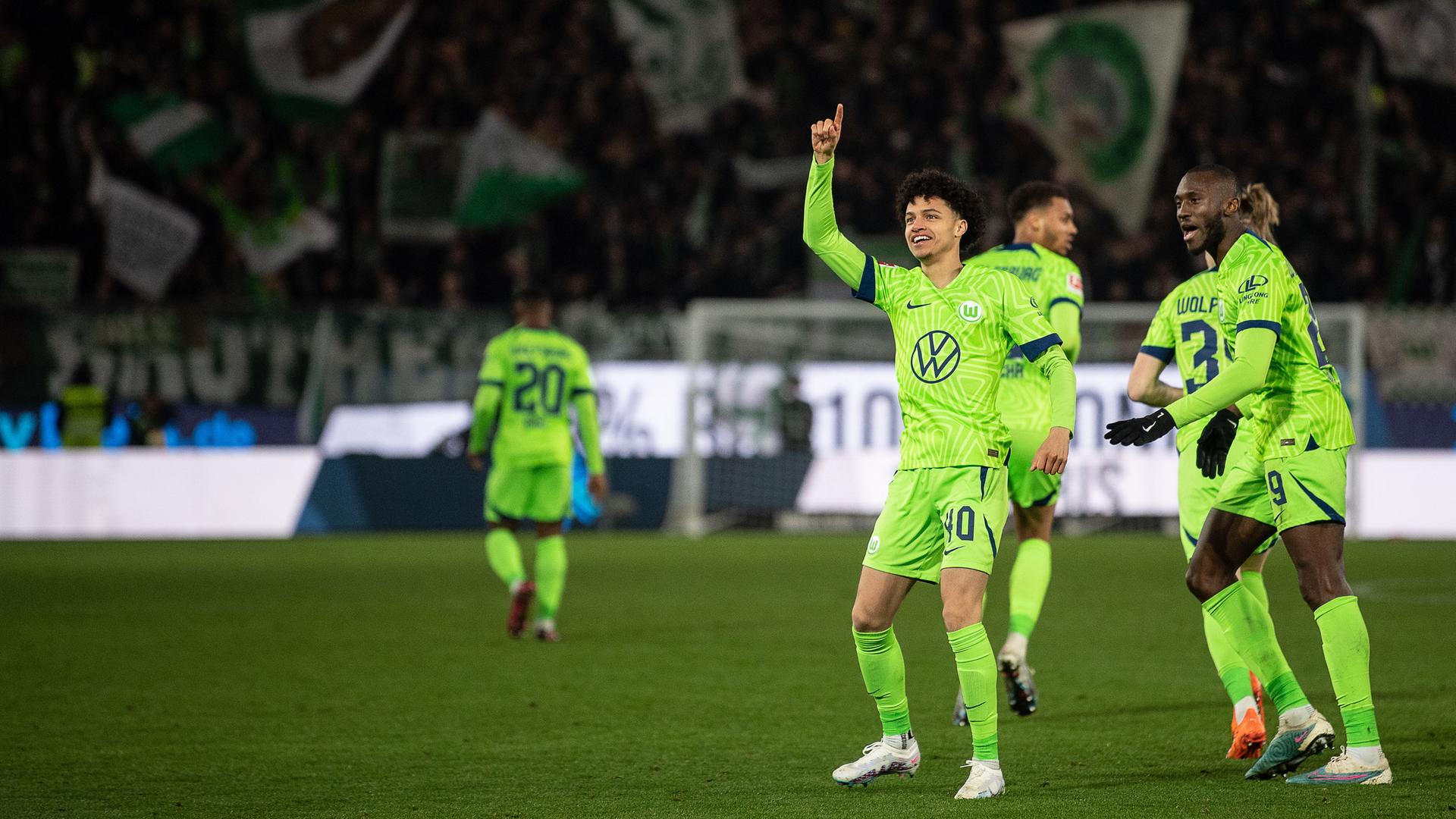 Wolfsburgs Kevin Paredes gestikuliert nach dem Anschlusstreffer gegen Union Berlin. Wolfsburgs Kevin Paredes gestikuliert nach dem Anschlusstreffer gegen Union Berlin.