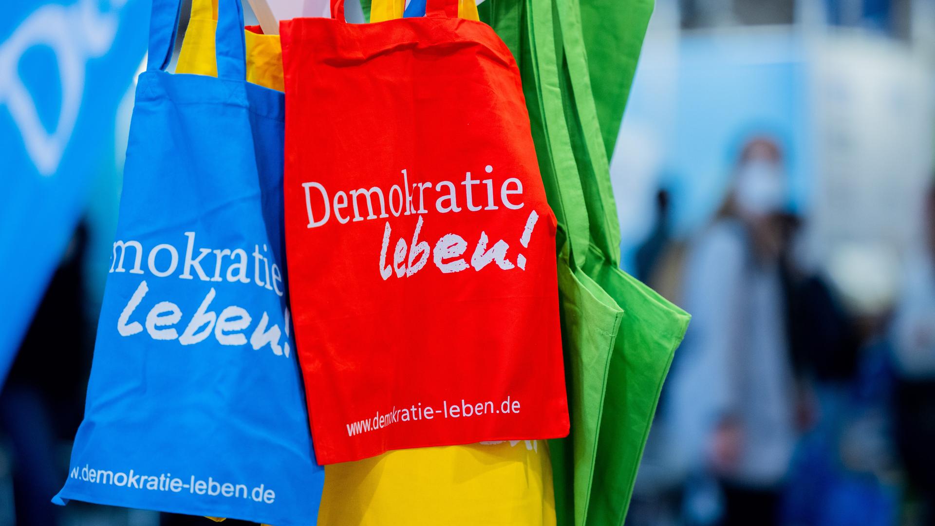 Taschen des Programms "Demokratie leben" auf der Bildungsmesse Didacata 2024
