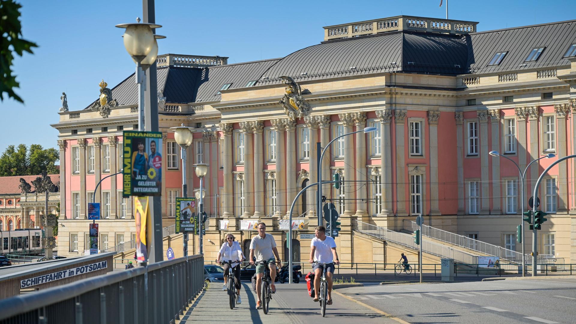 Fahrradfahrer auf der Langen Brücke in Potsdam. Im Hintergrund der Landtag.