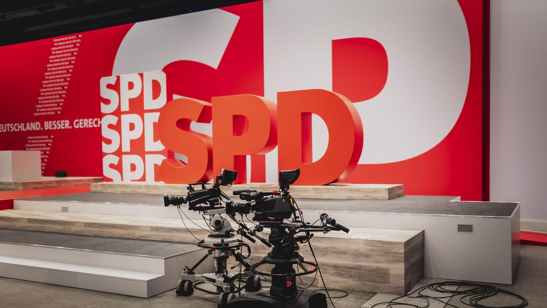 Bühnenaufbau, aufgenommen im Rahmen des Bundesparteitages des Sozialdemokratische Partei Deutschland (SPD) in Berlin, 08.12.2023.