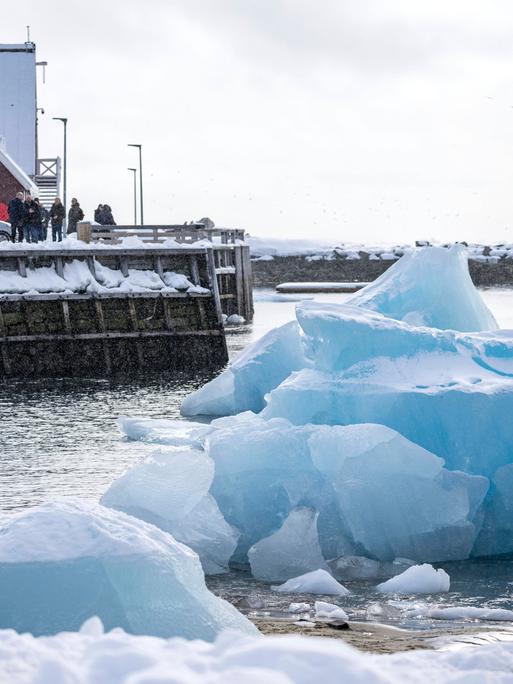 Eisberge in Grönland und ein Haus im Hintergrund. Eisberge in Grönland und ein Haus im Hintergrund.