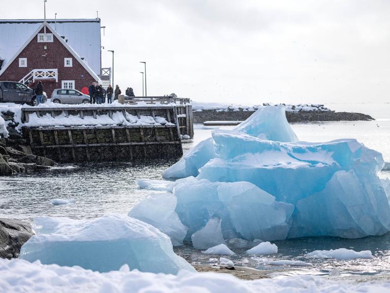 Eisberge in Grönland und ein Haus im Hintergrund. Eisberge in Grönland und ein Haus im Hintergrund.