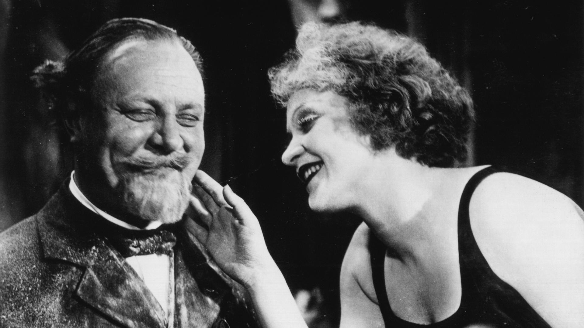 Marlene Dietrich schäkert mit Emil Jannings