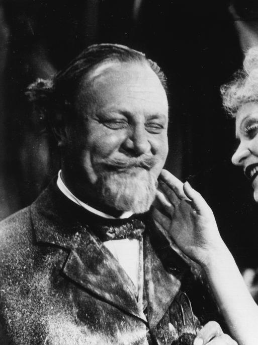 Marlene Dietrich schäkert mit Emil Jannings