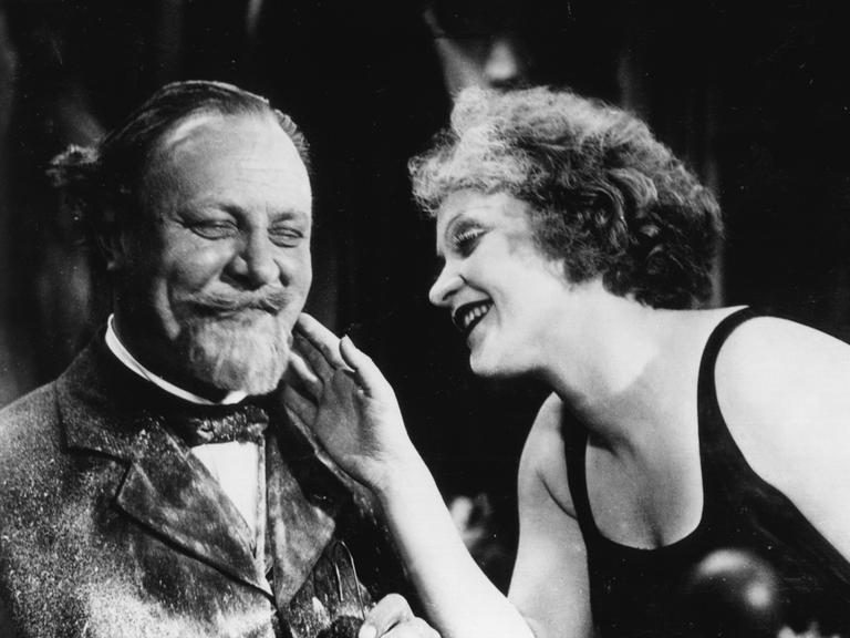 Marlene Dietrich schäkert mit Emil Jannings