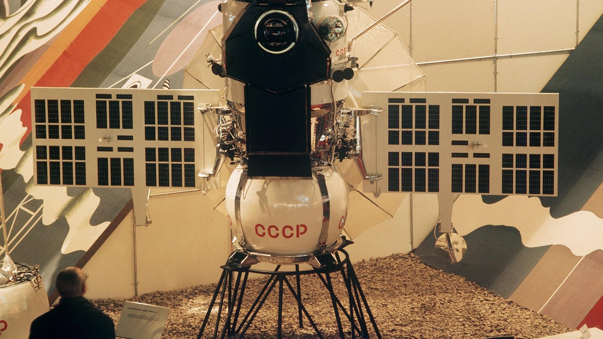 Die sowjetische Sonde "Venus IV" wird im April 1971 in einer Ausstellung in Helsinki (Finnland) gezeigt. Mit der Sonde gelang am 18. Oktober 1967 zum ersten Mal die Landung einer Raumsonde auf der Venus.