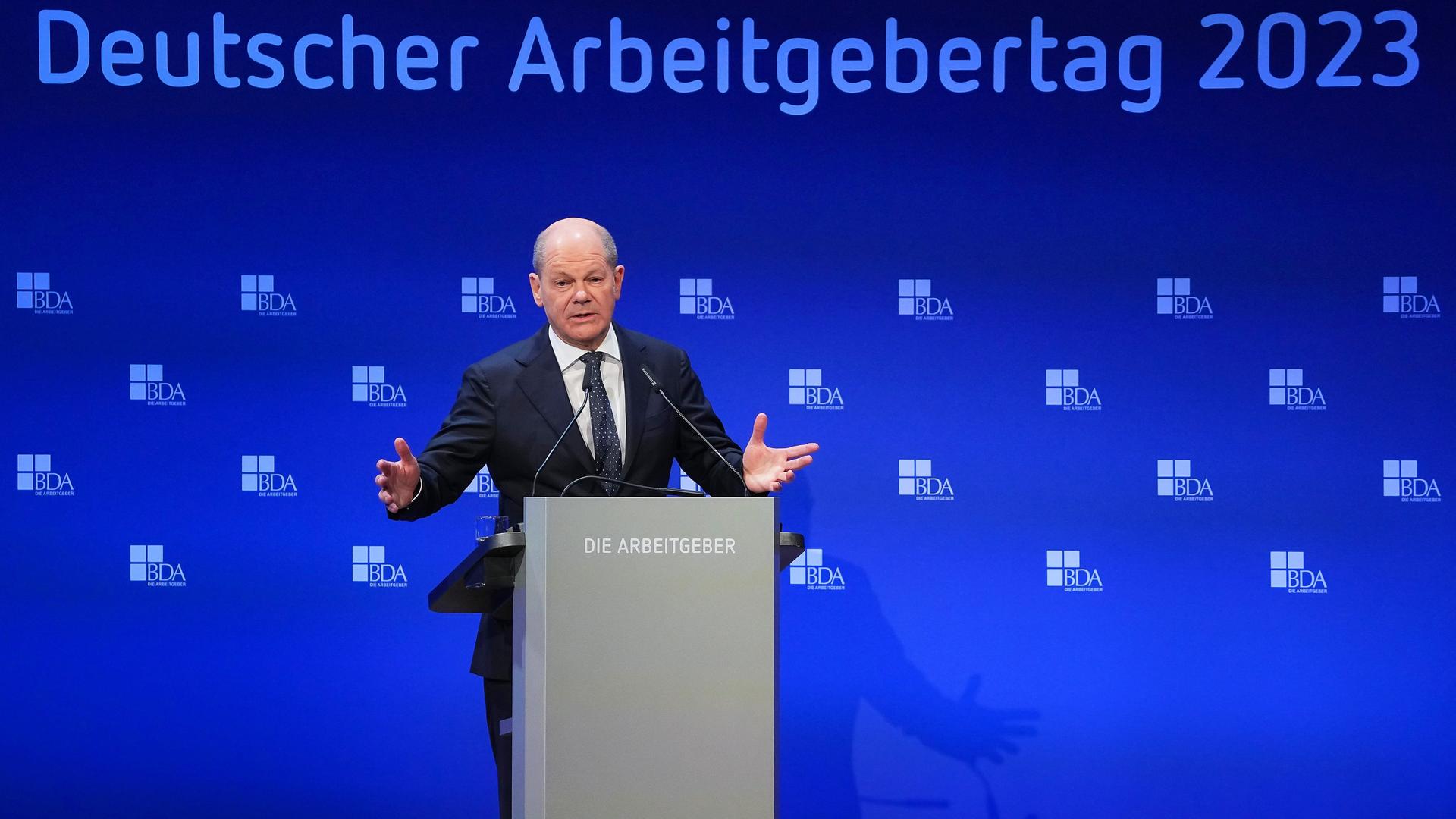 Berlin: Bundeskanzler Olaf Scholz (SPD) spricht während des Deutschen Arbeitgebertages 2023.