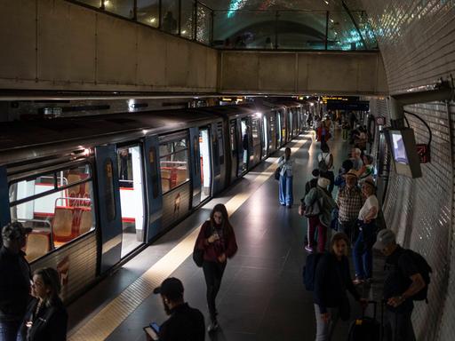 Nach dem Stromausfall am Morgen des 28. April 2025 steigen die Menschen an der Station Baixo-Chiado aus den U-Bahn-Wagen. 