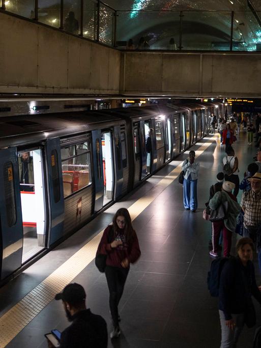 Nach dem Stromausfall am Morgen des 28. April 2025 steigen die Menschen an der Station Baixo-Chiado aus den U-Bahn-Wagen. 