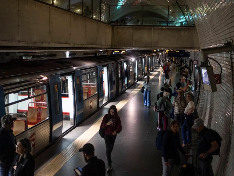 Nach dem Stromausfall am Morgen des 28. April 2025 steigen die Menschen an der Station Baixo-Chiado aus den U-Bahn-Wagen. 