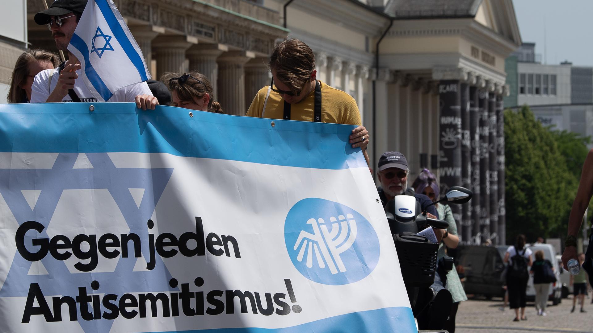 Ein Plakat mit der Aufschrift "Gegen jeden Antisemitismus!" ist bei einer Demo gegen antisemitische Tendenzen der Documenta 15 vor dem Museum Fridericianum in Kassel zu sehen.