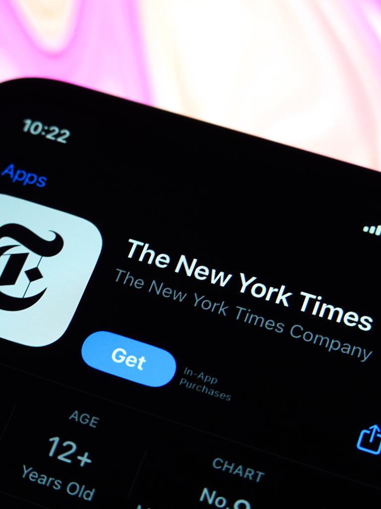 In dieser Fotoillustration wird das Logo der New York Times im Apple Store auf einem iPhone angezeigt. 