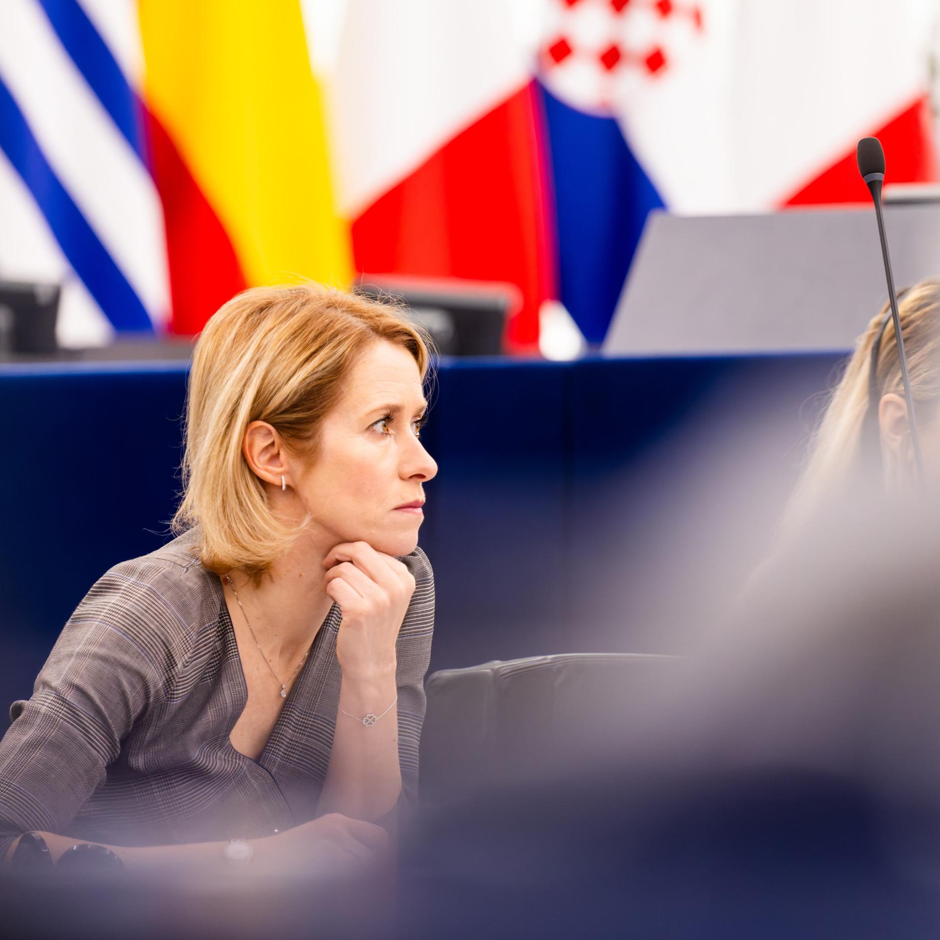 Kaja Kallas, EU-Außenbeauftragte und Vizepräsidentin der Europäischen Kommission, sitzt im Plenarsaal des Europäischen Parlaments.