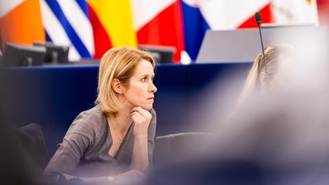 Kaja Kallas, EU-Außenbeauftragte und Vizepräsidentin der Europäischen Kommission, sitzt im Plenarsaal des Europäischen Parlaments.