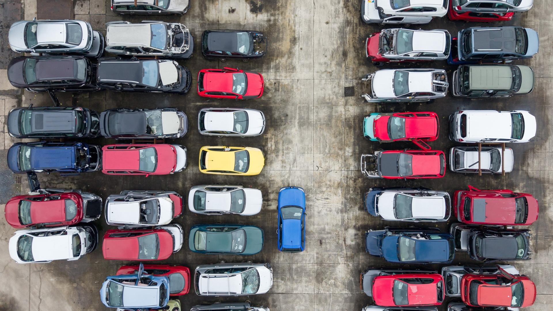 Schrottreife Fahrzeuge stehen übereinandergestapelt auf dem Areal einer Autoverwertung. Schrottreife Fahrzeuge stehen übereinandergestapelt auf dem Areal einer Autoverwertung.
