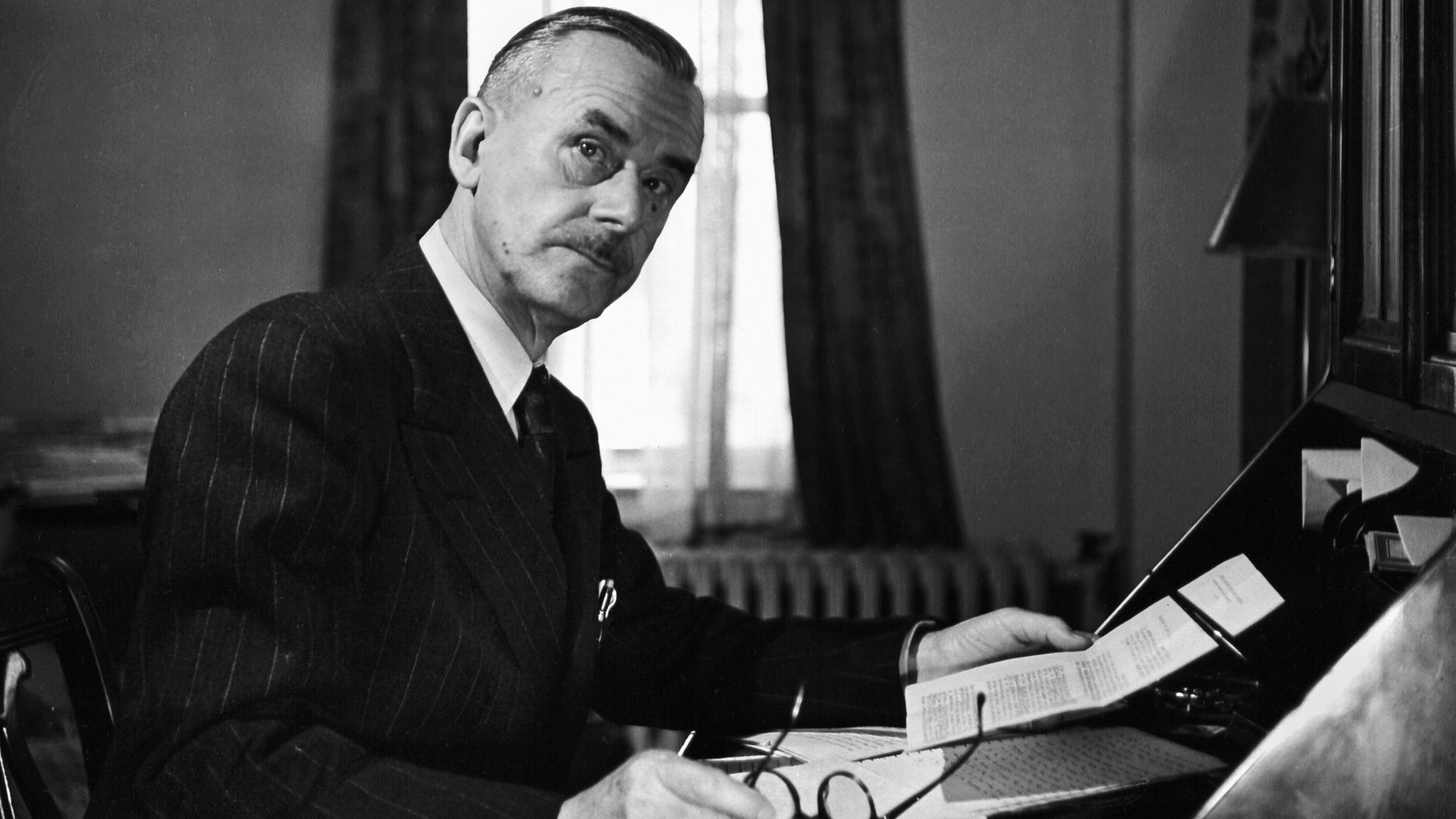 Der Schriftsteller Thomas Mann an seinem Schreibtisch im Exil in den USA im Jahr 1943.