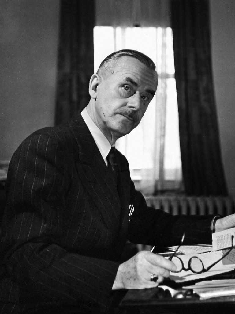 Der Schriftsteller Thomas Mann an seinem Schreibtisch im Exil in den USA im Jahr 1943.