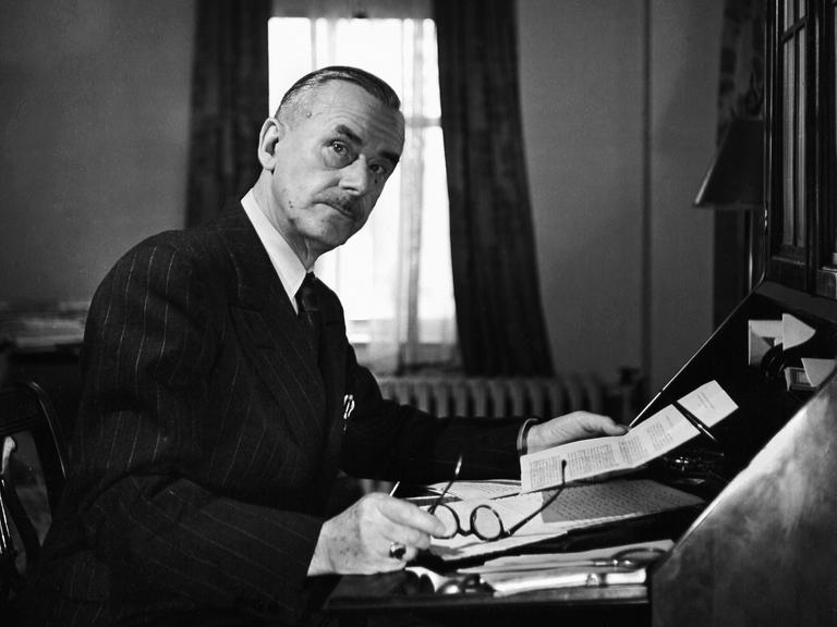 Der Schriftsteller Thomas Mann an seinem Schreibtisch im Exil in den USA im Jahr 1943.