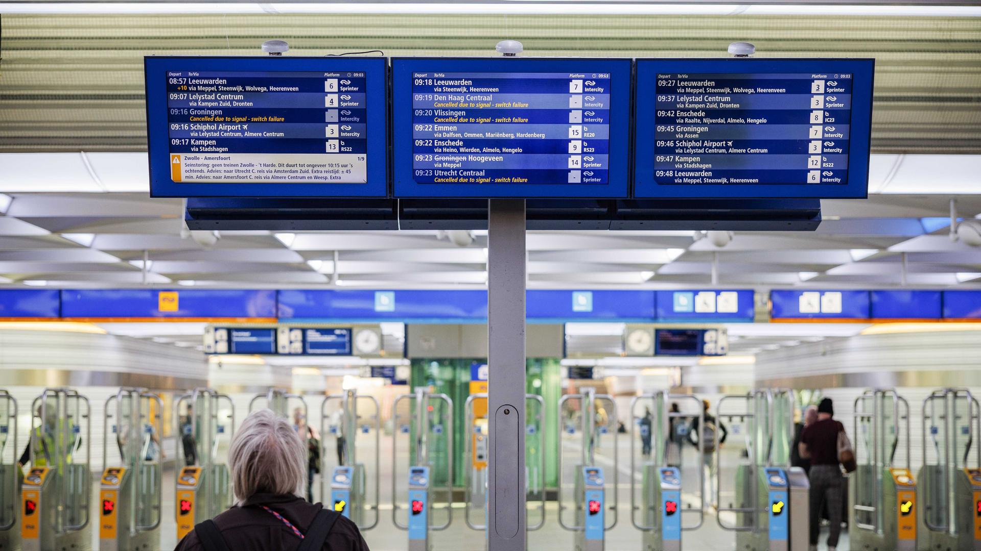 Fahrgastinformation am Bahnhof Zwolle. Aufgrund einer Störung, die ihren Ursprung an dreizehn Abschnitten der Gleise in den Mittelniederländischen hat, verkehren in Teilen des Landes keine Züge. Fahrgastinformation am Bahnhof Zwolle. Aufgrund einer Störung, die ihren Ursprung an dreizehn Abschnitten der Gleise in den Mittelniederländischen hat, verkehren in Teilen des Landes keine Züge.