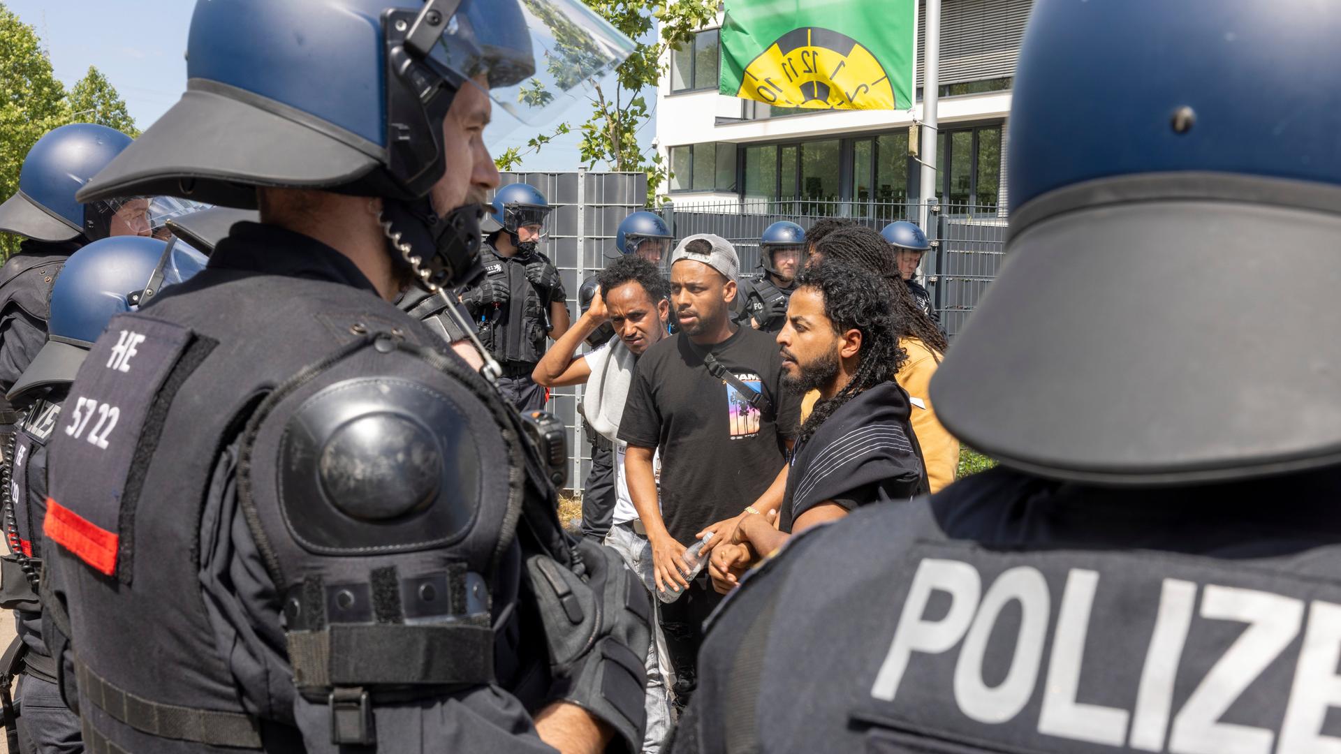 Polizisten haben beim Eritrea-Festival in Gießen eine Gruppe von Menschen umringt.