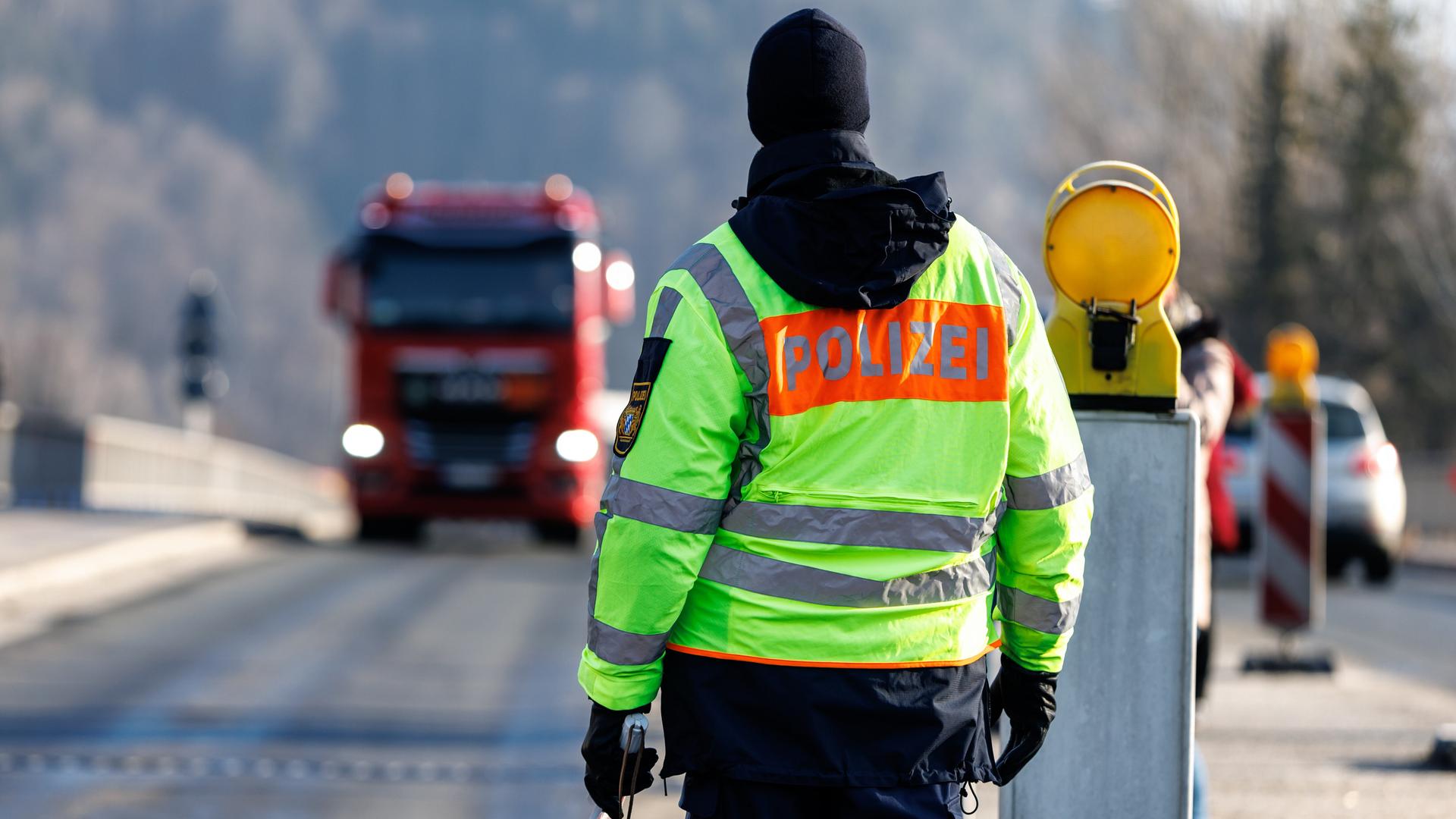 Polizisten der Bayerischen Grenzpolizei beobachten am an einem Grenzübergang von Österreich nach Deutschland den Verkehr.
