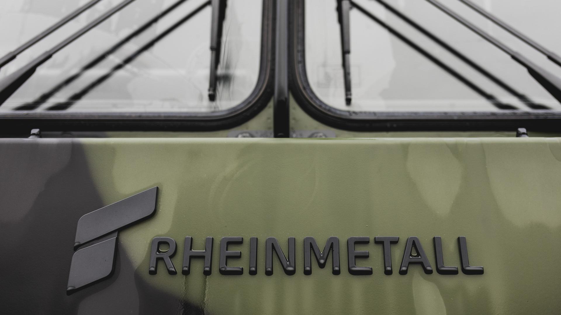 Ein Lkw der Bundeswehr mit dem Logo des Rüsungskonzerns Rheinmetall. An die Ukraine gelieferte westliche Waffen und Fahrzeuge sollen in Rumänien gewartet werden.