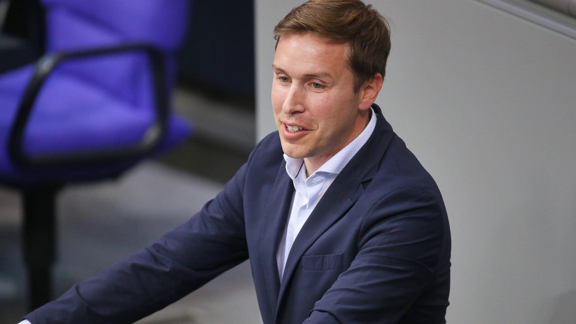 Esra Limbacher von der SPD steht am Rednerpult im Bundestag und spricht. Esra Limbacher von der SPD steht am Rednerpult im Bundestag und spricht.