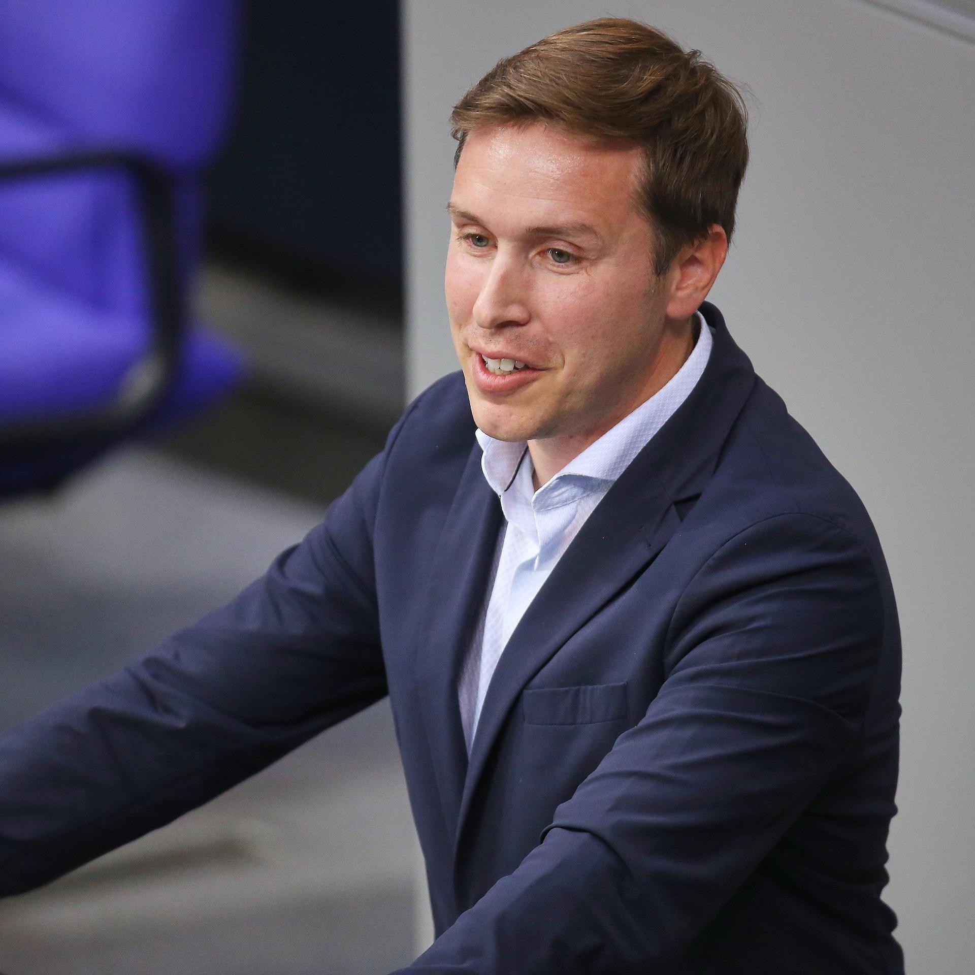 Esra Limbacher von der SPD steht am Rednerpult im Bundestag und spricht.