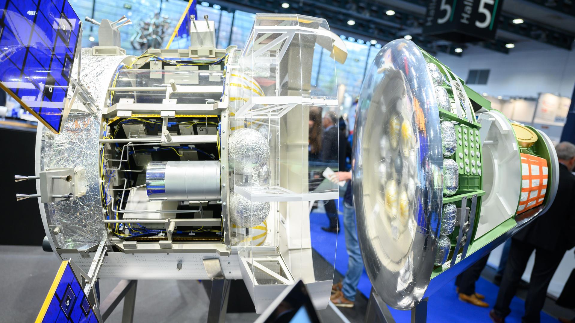 Ein Modell vom „European Service Module“ (ESM) wird auf der Space Tech Expo Europe am Strand vom Deutschen Zentrum für Luft- und Raumfahrt (DLR) ausgestellt. 