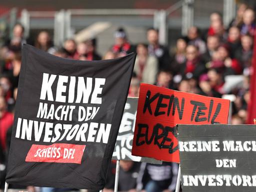 Proteste von Fans des 1. FC Nürnberg während des Zweitliga-Spiels gegen den 1. FC Kaiserslautern gegen den geplanten Investoren-Einstieg