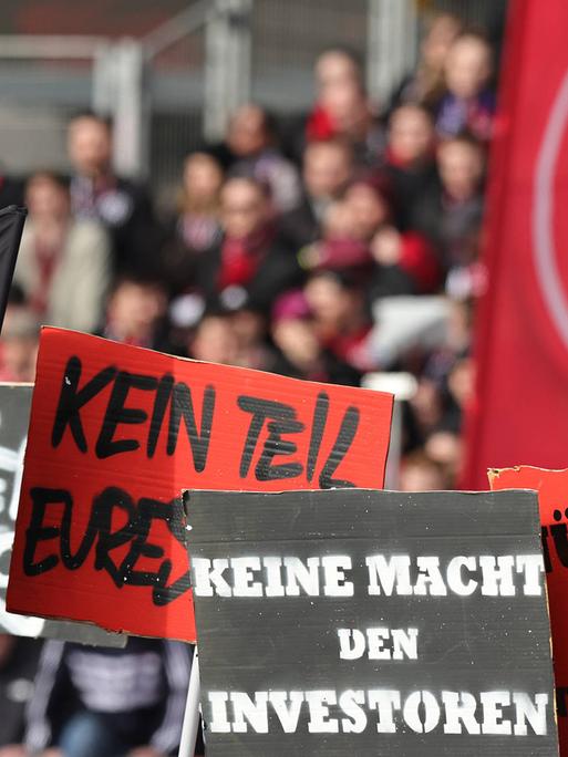 Proteste von Fans des 1. FC Nürnberg während des Zweitliga-Spiels gegen den 1. FC Kaiserslautern gegen den geplanten Investoren-Einstieg