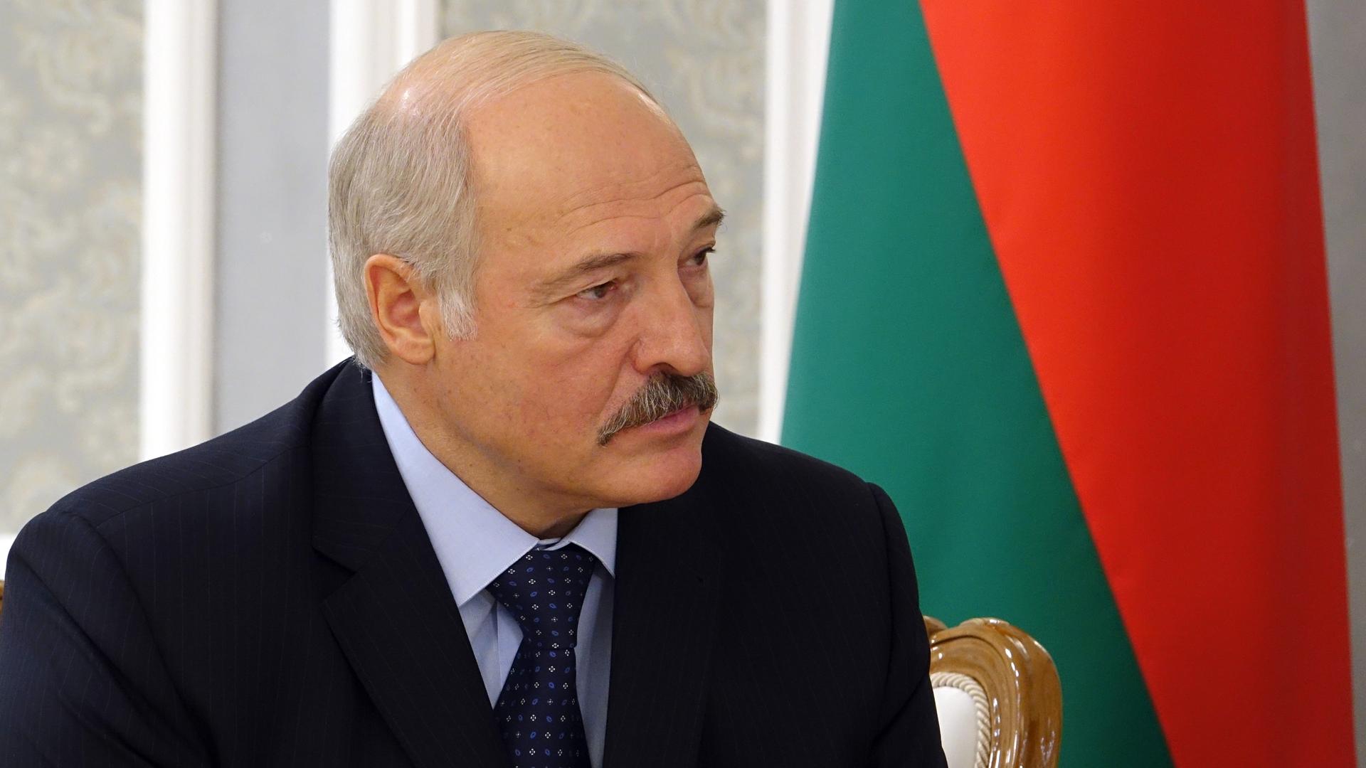 Der weißrussische Präsident Alexander Lukaschenko unterhält sich am 17.01.2017 in Minsk mit BundesauÃenminister Gabriel (nicht im Bild). Foto: Friedemann Kohler/dpa ++