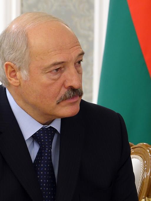 Der weißrussische Präsident Alexander Lukaschenko unterhält sich am 17.01.2017 in Minsk mit BundesauÃenminister Gabriel (nicht im Bild). Foto: Friedemann Kohler/dpa ++