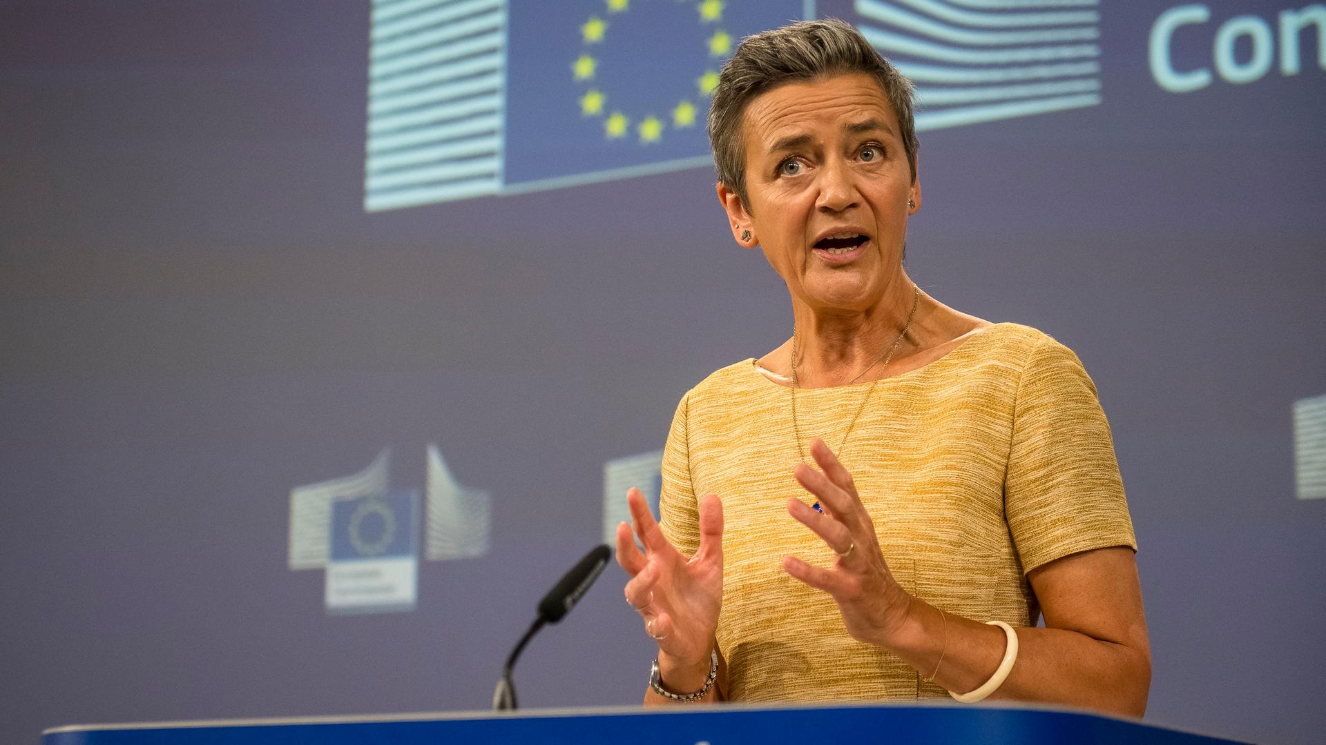 Die EU-Kommissarin für Wettbewerb, Vestager, steht hintre einem Rednerpult.