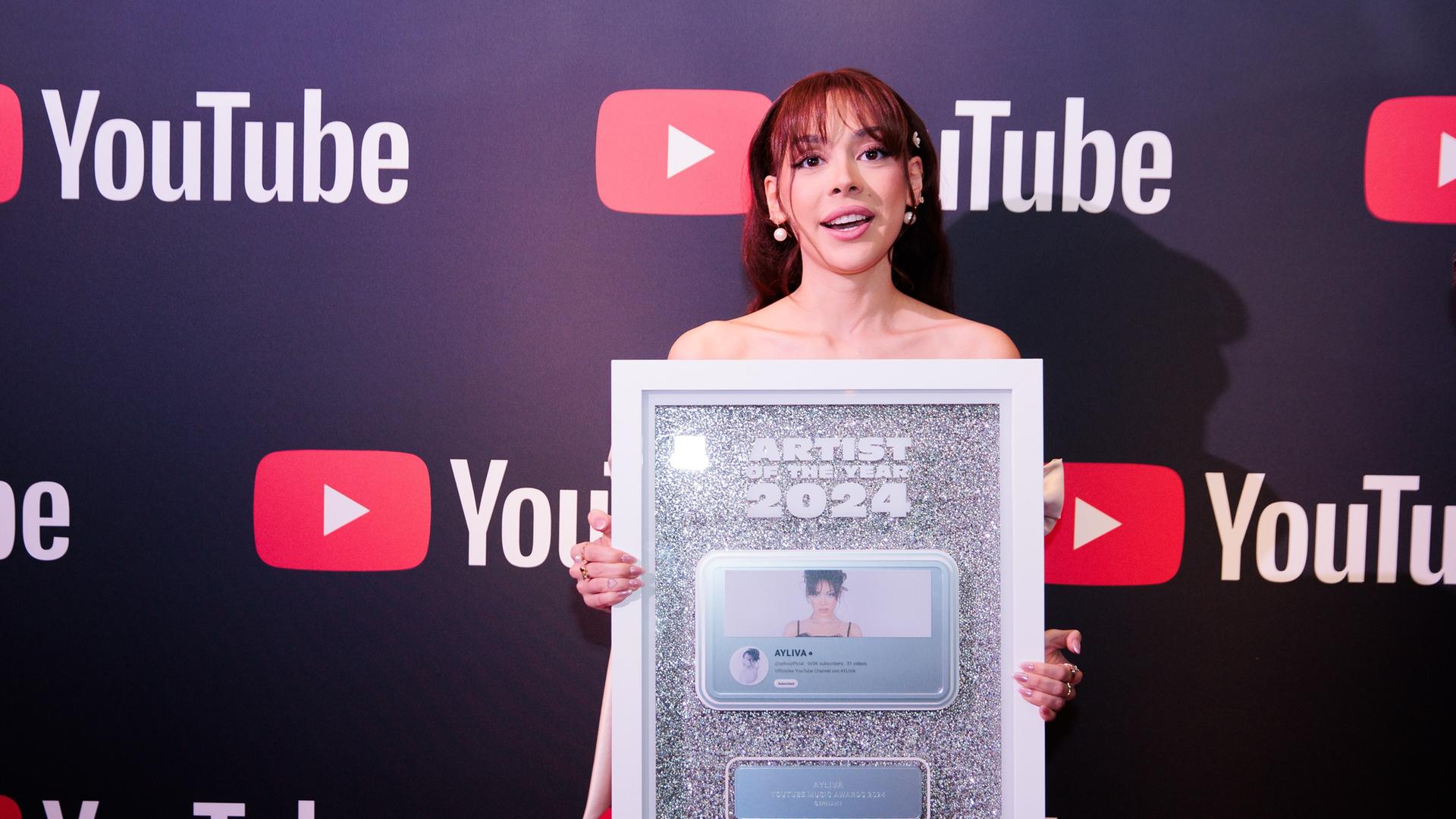 Ayliva, Gewinnerin in der Kategorie Artist of the Year, nach der Verleihung des YouTube Music Award.