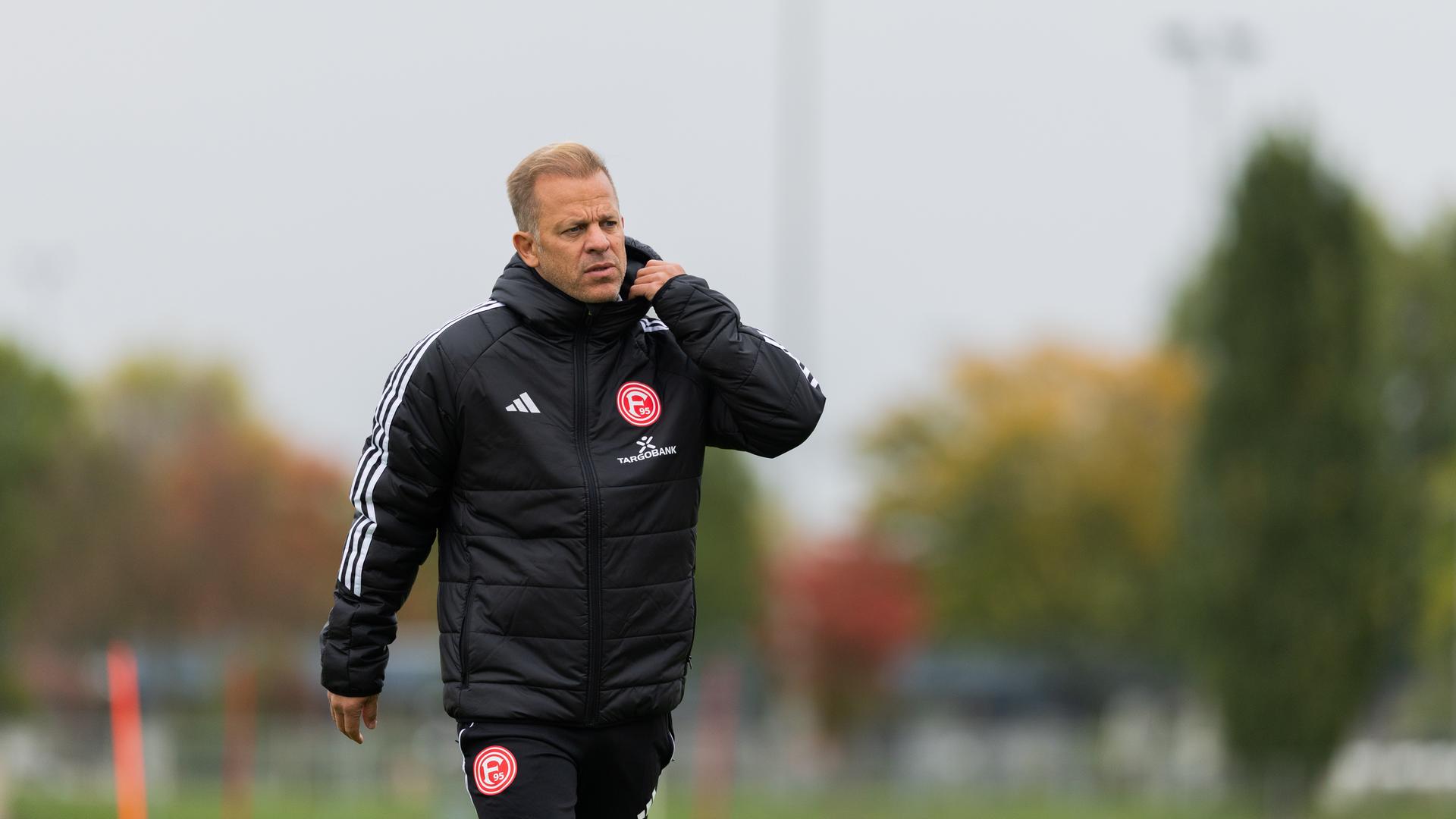 Der neue Trainer Markus Anfang leitet sein erstes Training bei Fortuna Düsseldorf.