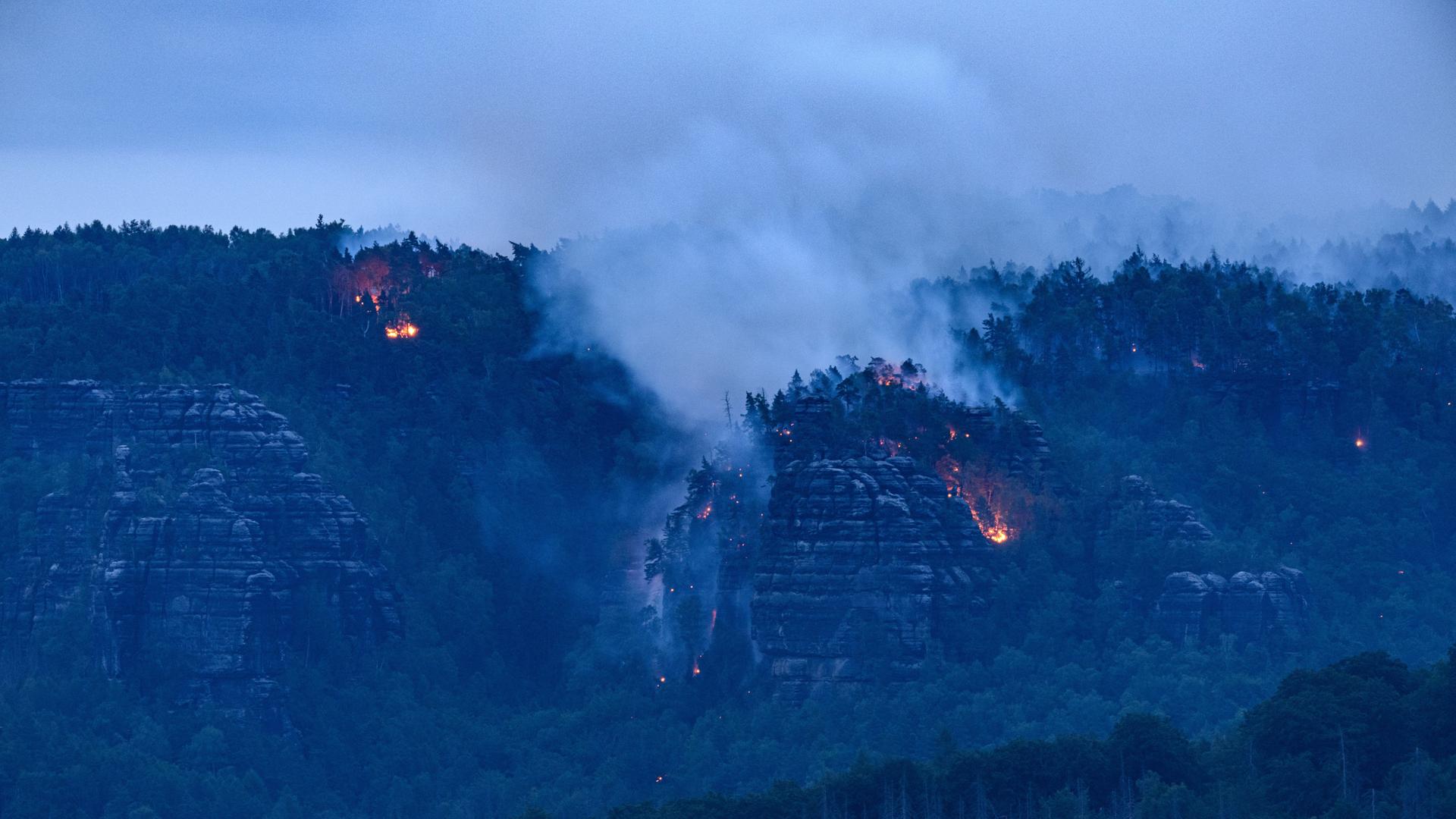 Der Wald brennt im Nationalpark Sächsische Schweiz. In der sächsischen Schweiz erstreckte sich das Feuer am Dienstagabend über 250 Hektar, wie das Landratsamt Sächsische Schweiz-Osterzgebirge mitteilte. 400 Kräfte seien im Einsatz. Weiterhin erschwere insbesondere die Topografie die Löscharbeiten. 27.07.2022