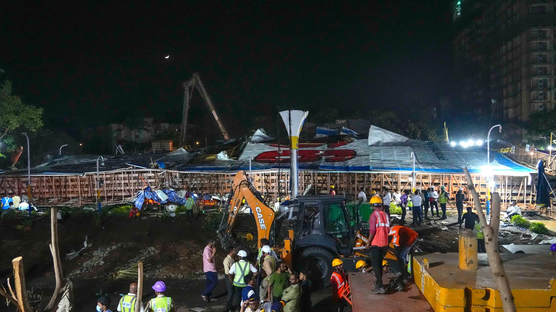 Rettungskräfte suchen nach Verletzten an der Tankstelle in Mumbai.