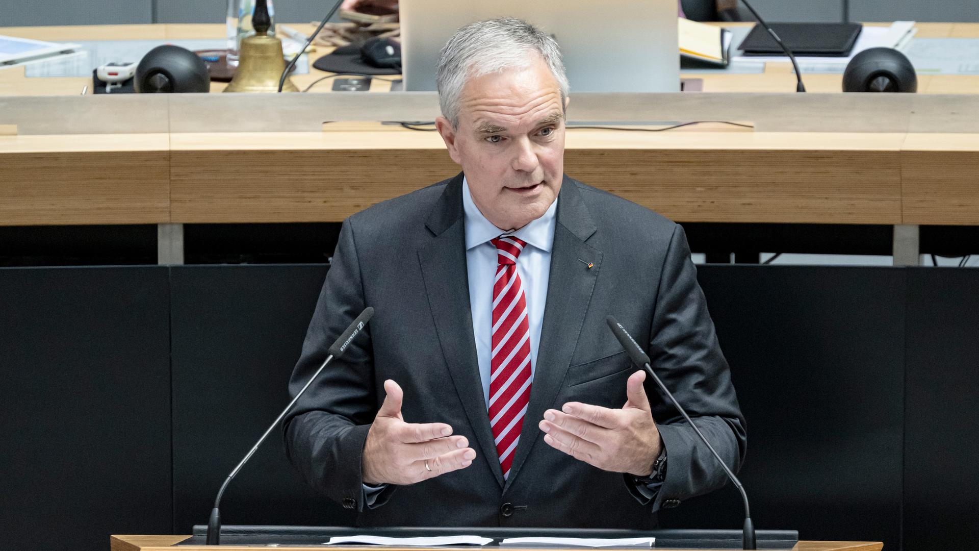 Burkard Dregger (CDU), Mitglied des Berliner Abgeordnetenhaus, spricht bei der Plenarsitzung des Berliner Abgeordnetenhaus. Burkard Dregger (CDU), Mitglied des Berliner Abgeordnetenhaus, spricht bei der Plenarsitzung des Berliner Abgeordnetenhaus.