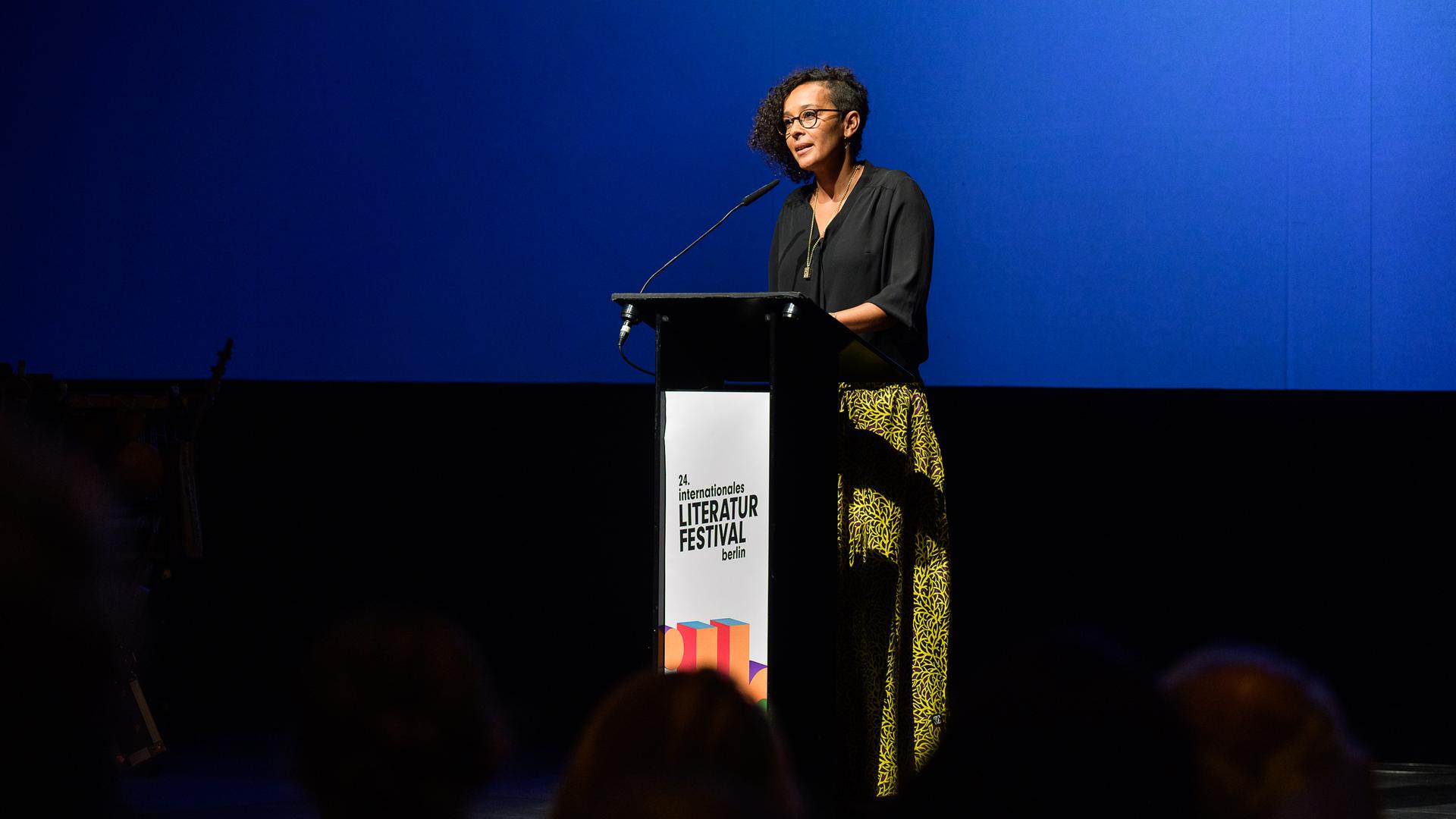 Die ruandische Schriftstellerin Beata Umubyeyi Mairesse während ihrer Rede zur Eröffnung des Internationalen Literaturfestivals in Berlin. 