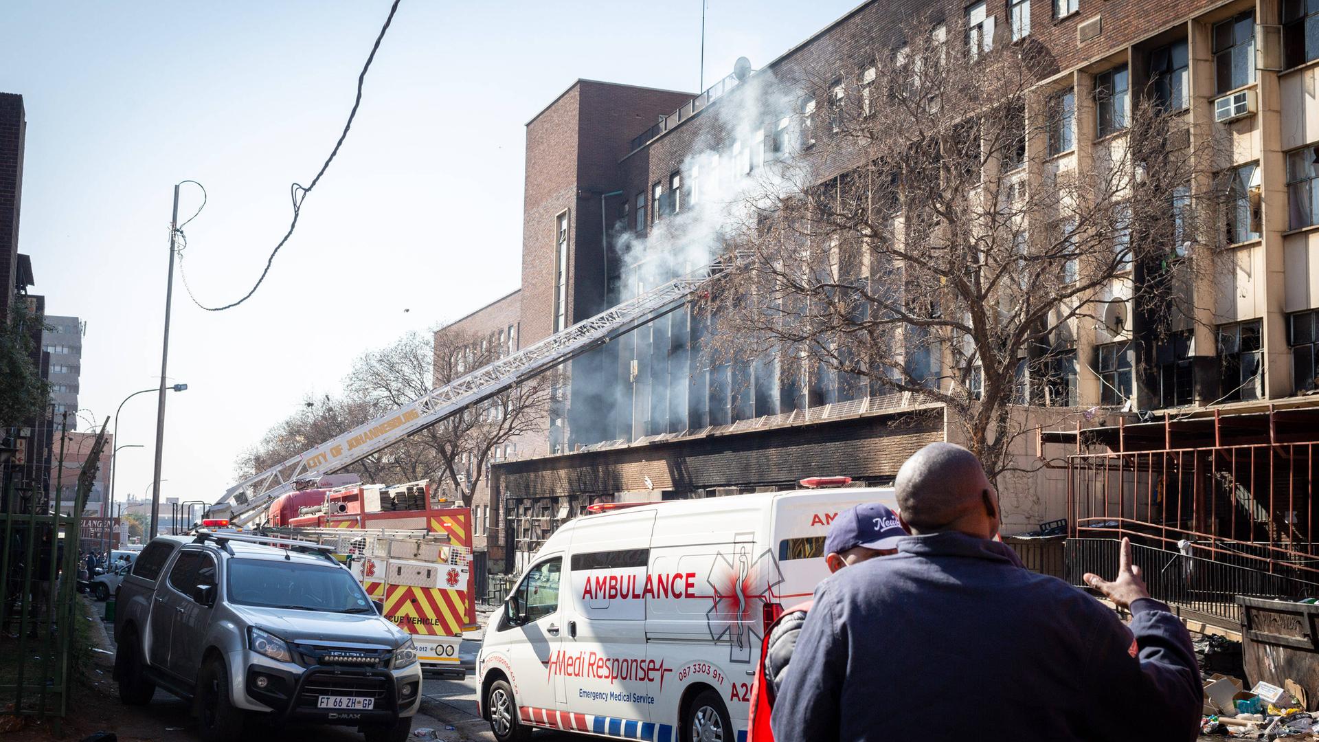 Die Löscharbeiten an einem Wohnkomplex in Johannesburg, Südafrika, in dem es in der Nacht zum 31.8.23 angefangen hat zu brennen.