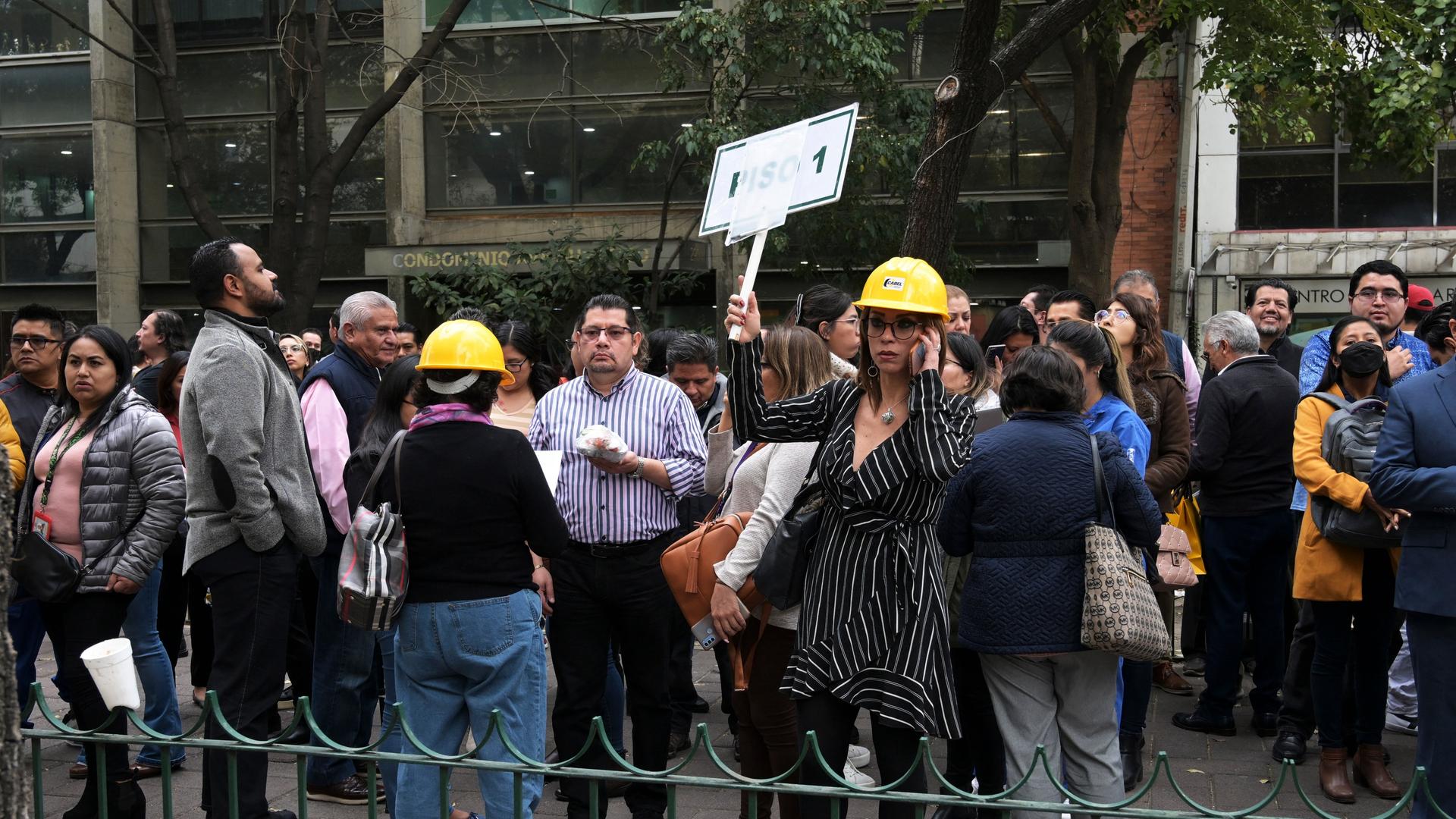 Nach einem Erdbeben warten Menschen auf einer Straße  in Mexiko-Stadt.