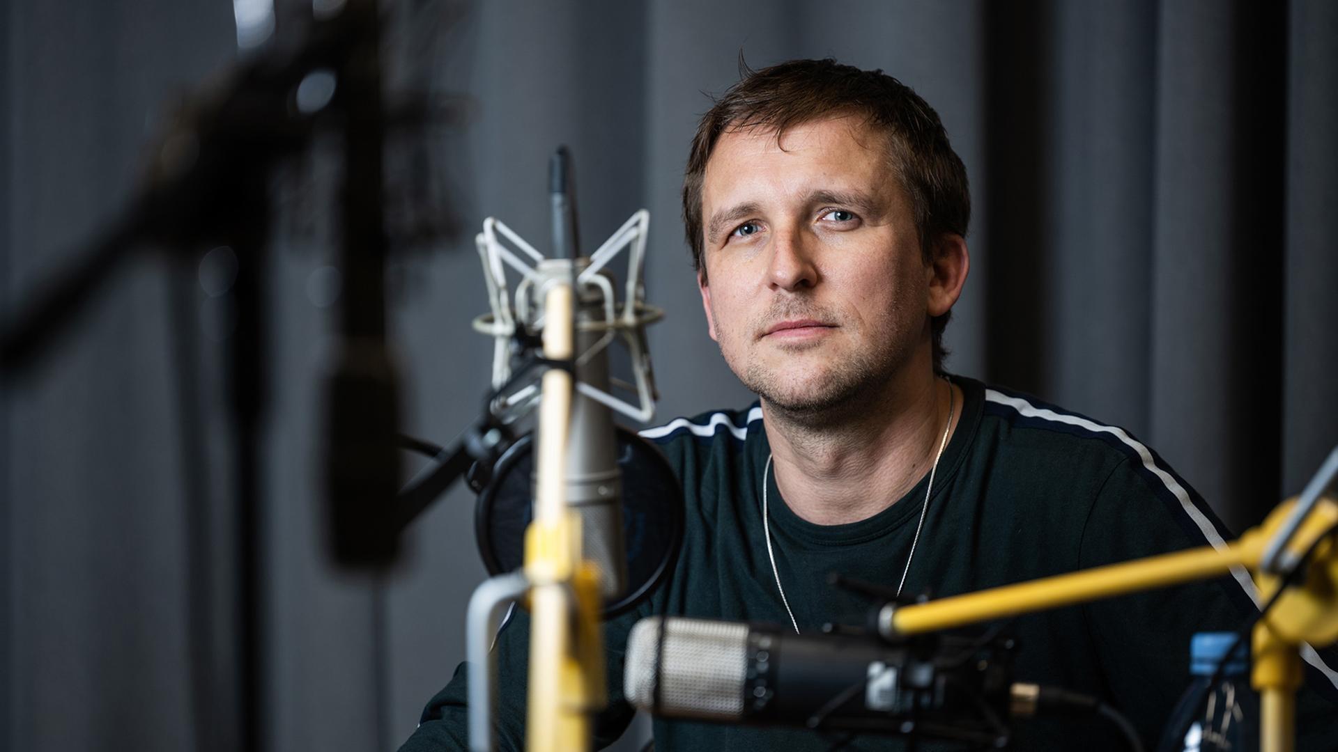 Boris Nikitins Hörspiel ist der intime Bericht eines Abschieds. Zu sehen: Der Autor Boris Nikitin sitzt während der Aufnahmen vor einem Mikrofon. 