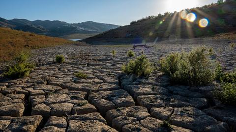 Folge der Erderwärmung: Ein ausgetrocknetes Wasserreservoir in Spanien.