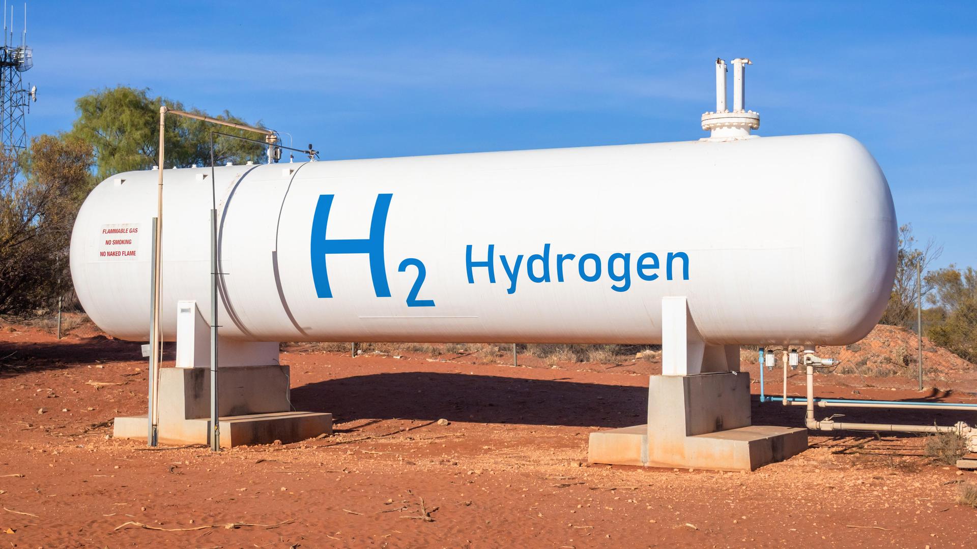 Ein weißer Wasserstofftank steht auf roter Erde in Australien