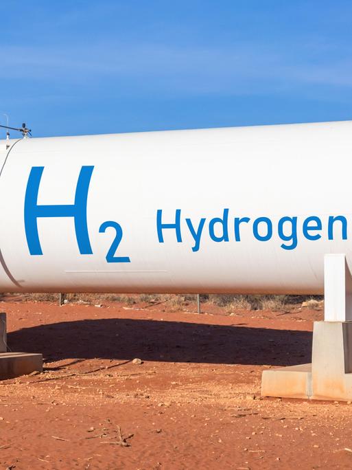 Ein weißer Wasserstofftank steht auf roter Erde in Australien