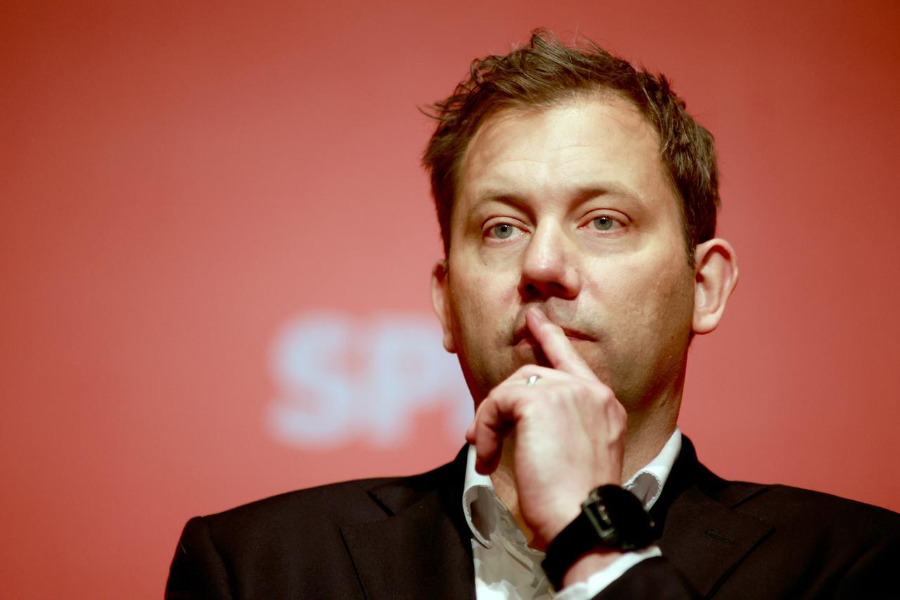Lars Klingbeil, Bundesvorsitzender der SPD, stellt sich während der Dialogkonferenz zum SPD-Mitgliedervotum den Fragen der Teilnehmer. Lars Klingbeil, Bundesvorsitzender der SPD, stellt sich während der Dialogkonferenz zum SPD-Mitgliedervotum den Fragen der Teilnehmer.