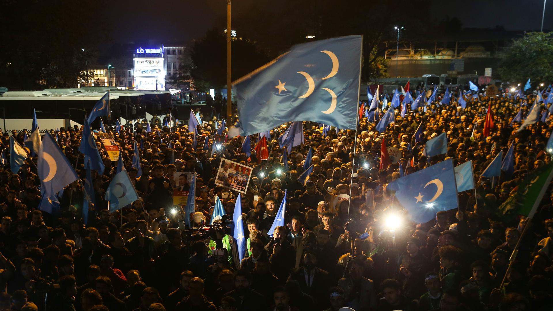 Tausende nehmen am 20. Dezember 2019 in der Fatih-Moschee in Istanbul, Türkei, an einer Demonstration gegen die Verfolgung der Uiguren in Xinjiang durch China teil.