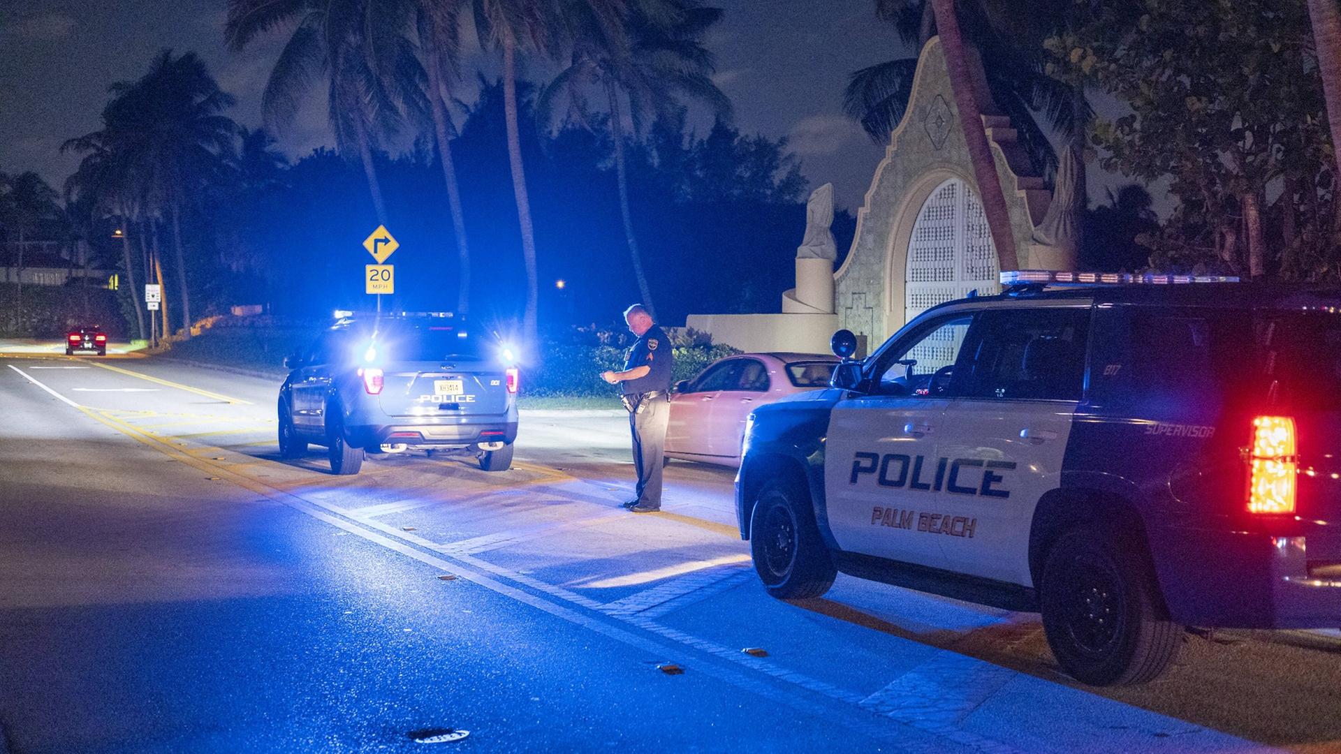 Ein Polizeiauto steht vor dem Anwesen des früheren US-Präsidenten Donald Trump in Palm Beach, Florida