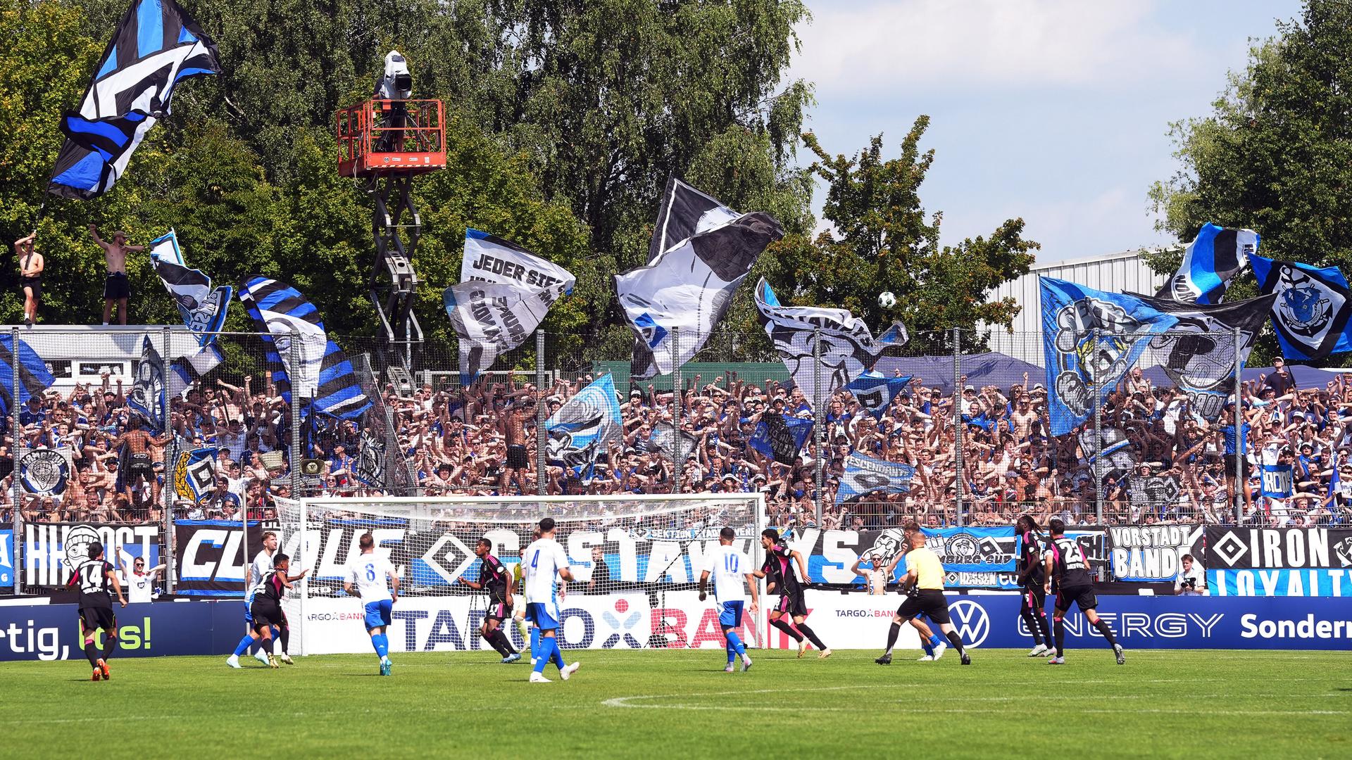Fußball-DFB-Pokal: Spieler der Vereine Pirmasens und HSV kämpfen um den Ball.
      